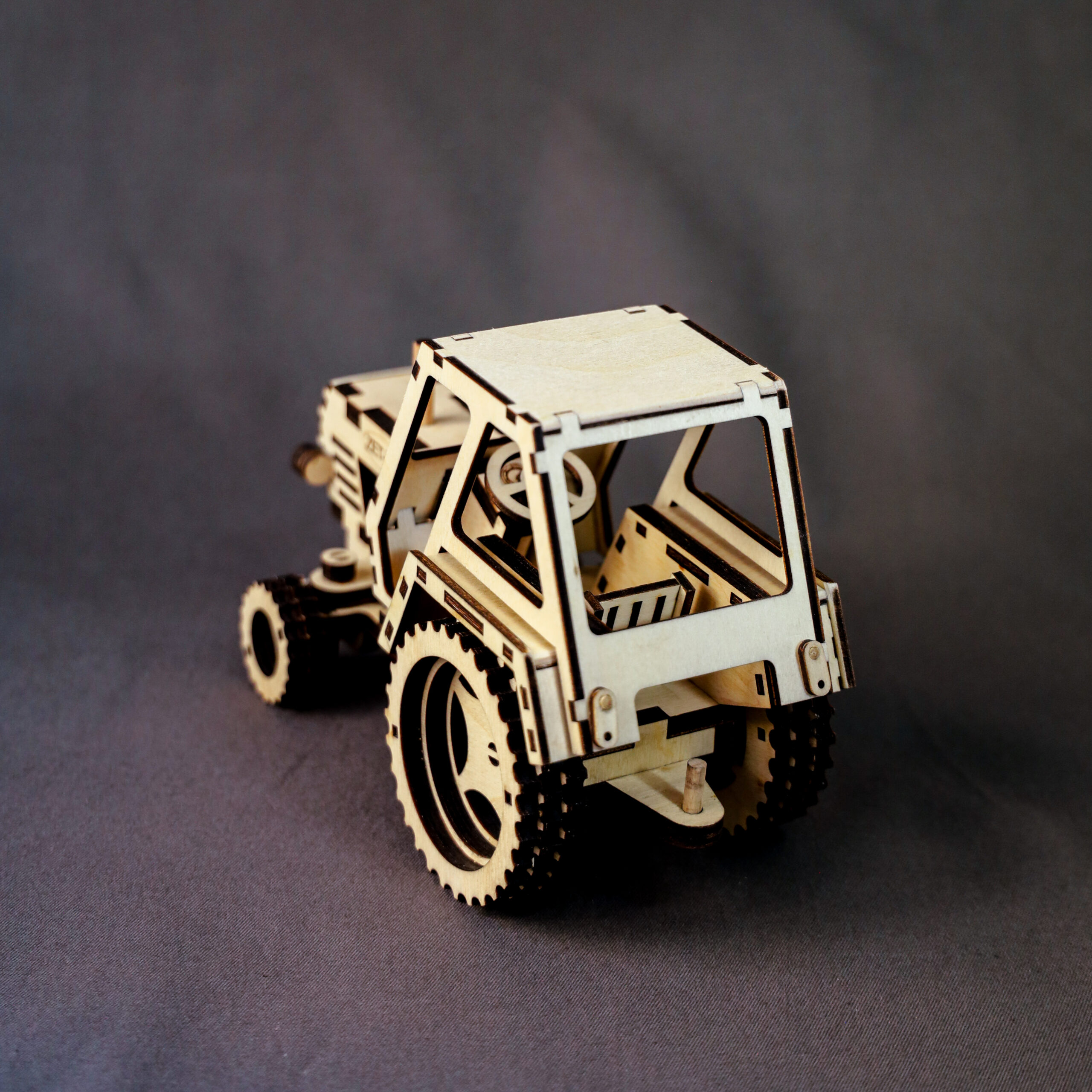 Zestaw do złożenia: traktorek + kabina - obrazek 2