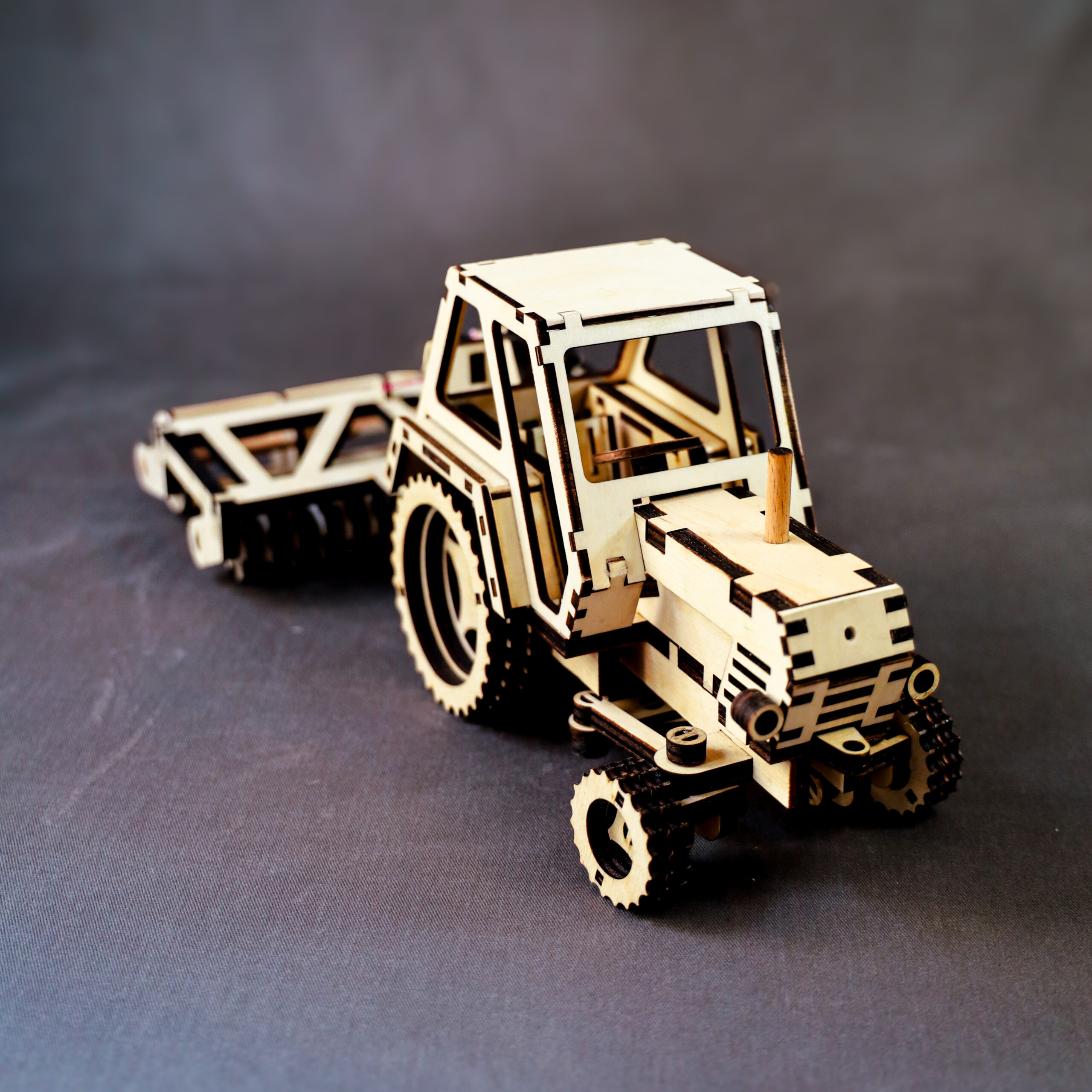 Zestaw do złożenia: traktorek + kabina + brona - obrazek 2